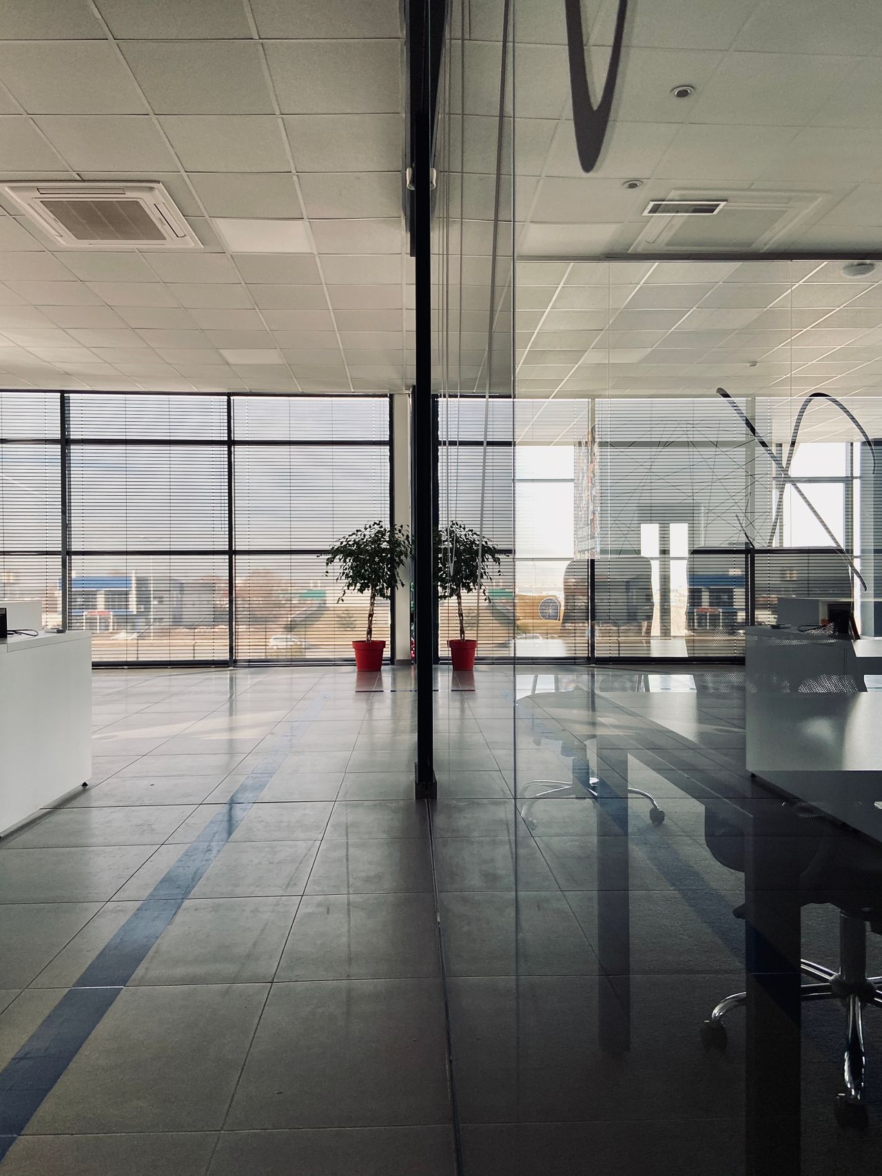 Oficina corporativa limpia y ordenada